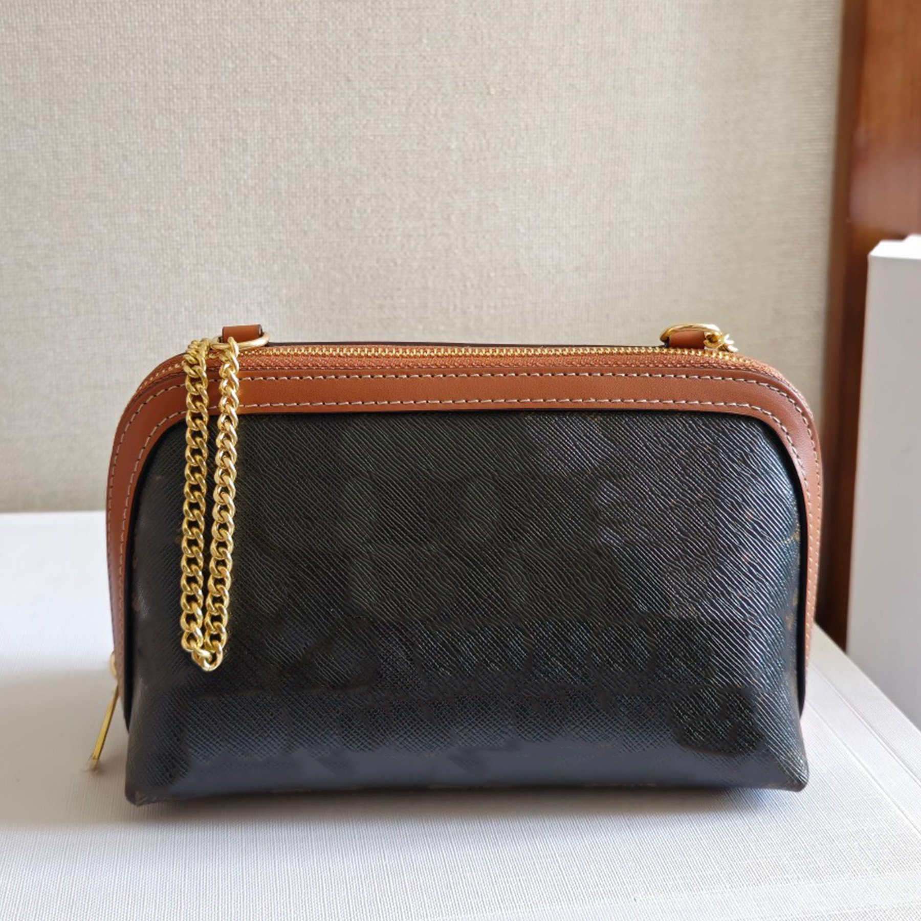 Top Quality Clutch With Chain In Lambskin Luxury Designer Golden Hardware Zipper Closure Shoulder Bag Textile Lining Crossbody Bag Women Casual Shopping Purse