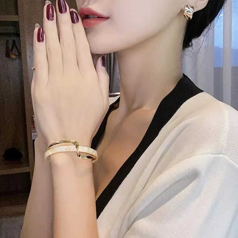 White Shellfish Bracelets Board Bend Metal Bangles Womens Hand Bracelets Geometric C- shaped Opening Bracelets Jewelry GiftsW251121