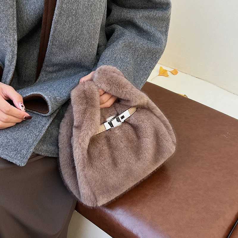 Autumn and Winter New Plush Small Bag 2025 New Fi Versatile Crossbody Bag Super Popar Hand-Held Bucket Bag 6161MF Y251121