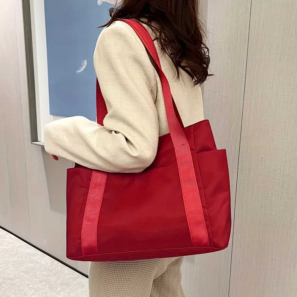 Chic Large Capacity Tote Bag for Women Lightweight Durable Oxford Fabric Handbag Shoulder Bag Perfect for College CommutingT251121
