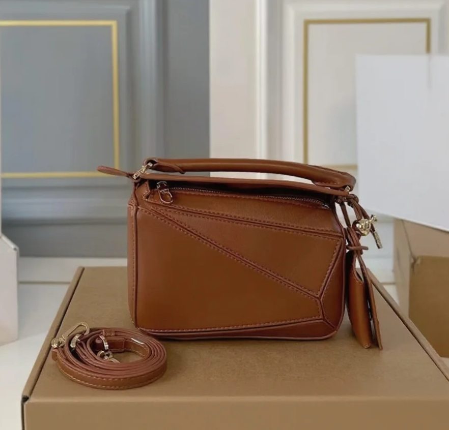 Fashionable mini geometric bag, women's designer shoulder bag, luxury handbag suitable for any occasion, can be paired with matching wallet and luxury card holder