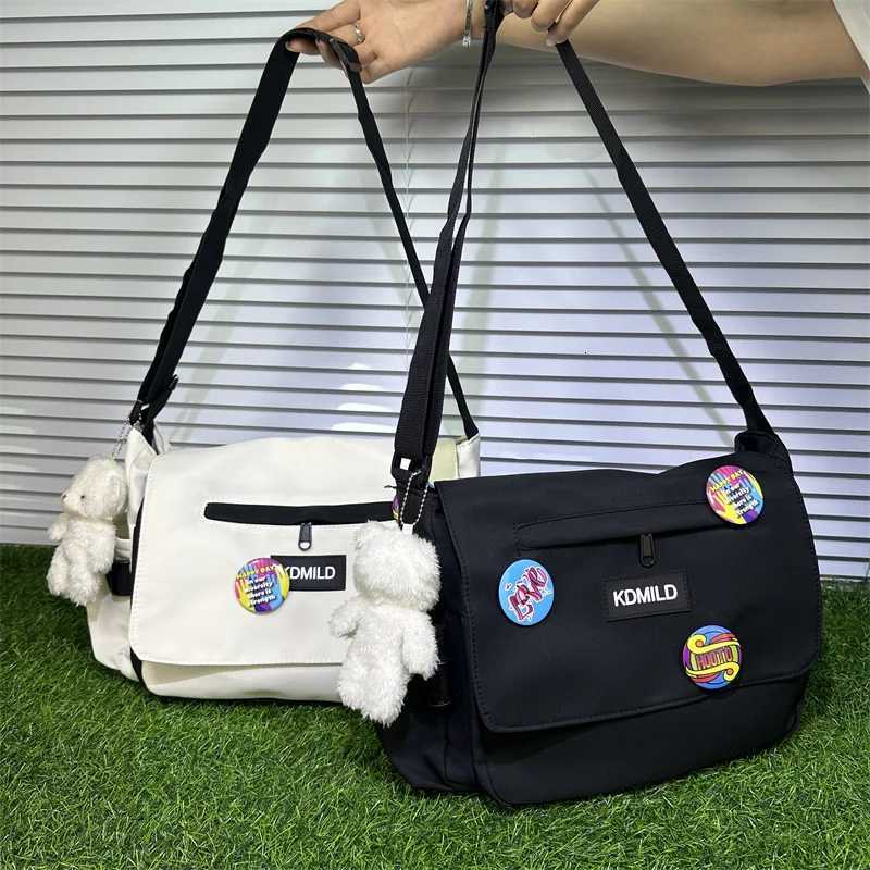 Waterproof Oxford Shoulder Bag Flip Zipper Teen Mens Messenger Bag Student School Bags Badge Pendant Versatile Crossbody BagT251121
