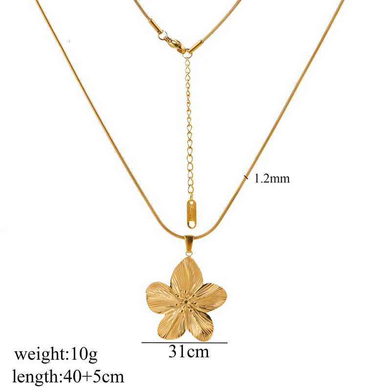 Vintage Stainless Steel Flower Pendant Necklace for Women Gold Plated Floral Metal Snake Chain Necklace Aesthetic Jewelry GiftsXJ251121