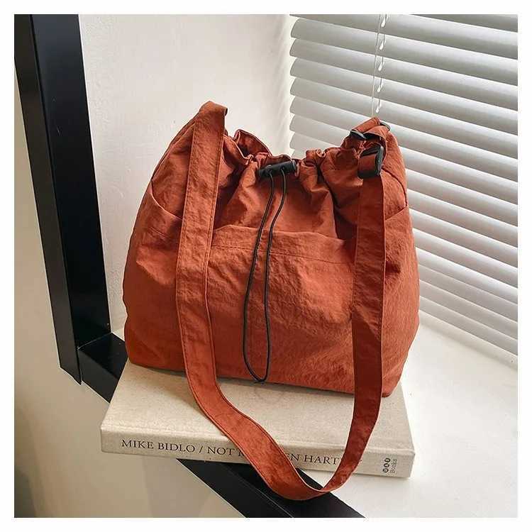 New Large Capacity Versatile Shoulder Bag for Womens Summer Popular Lightweight Shoulder Crossbody Bag Minimalist Tote HandbagT251121