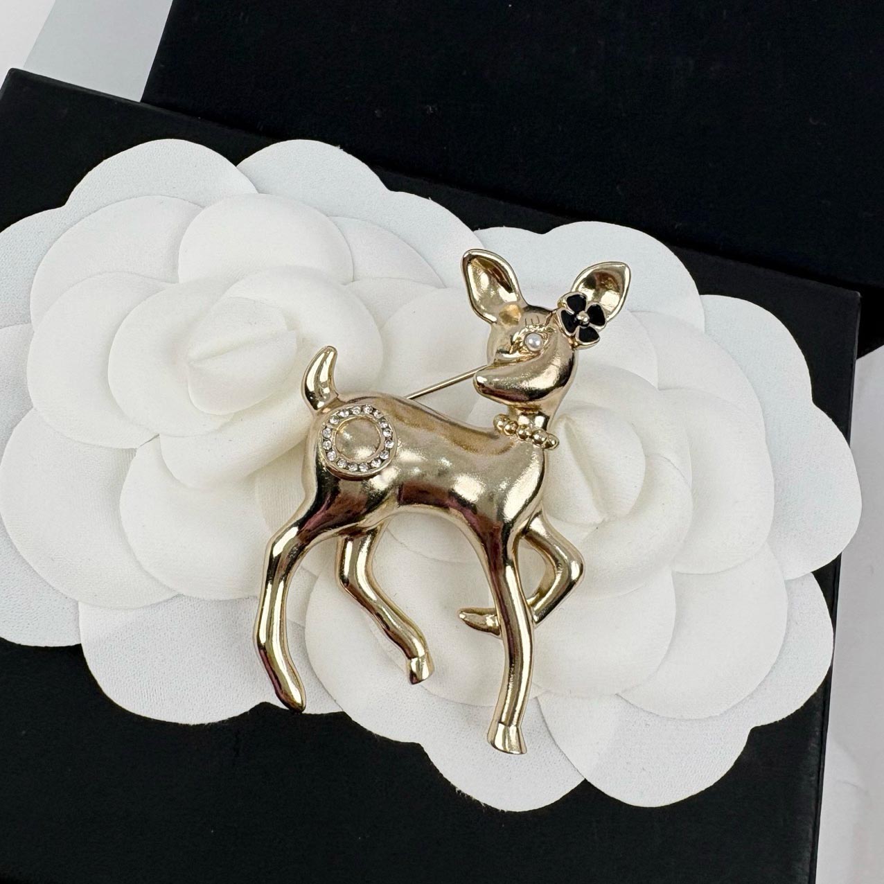 The latest summer collection, the Deer brooch, features classic double-letter luxury inlaid crystal pearl enamel and is a fashionable designer brooch of high quality