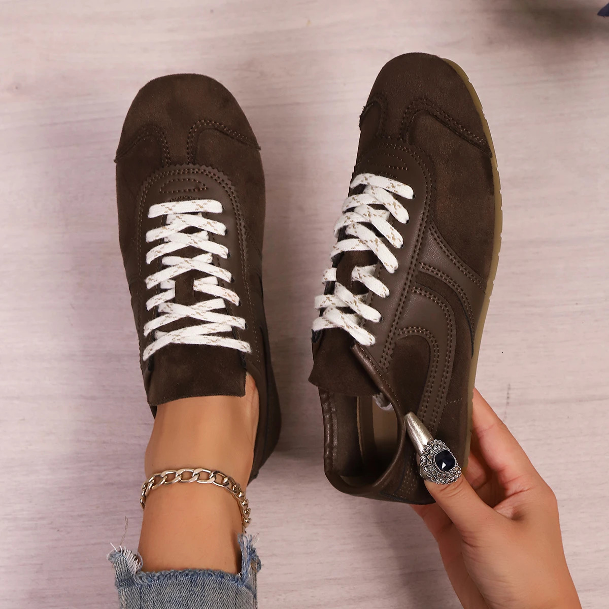 Women Sneakers Outdoor Comfortable Fashion Flat Laceup Retro Large Size Shoes Zapatos De Mujer 251121