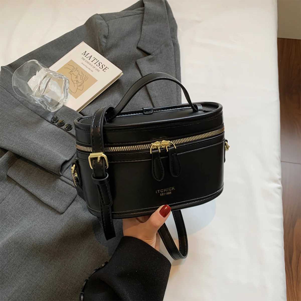 Fi Shoder Bag Lacquer Finish Letter Print Quilted Design Large Capacity PU Water Resistant Zipper Adjustable Strap Daily Y251121