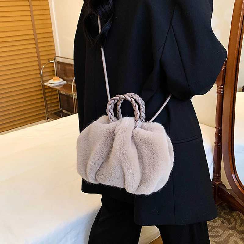 Autumn and Winter Plush Shoder Crossbody Bag Wens Fi Pleated Warm Faux Fur Hobos Bag Sweet Small Handbag Y251121
