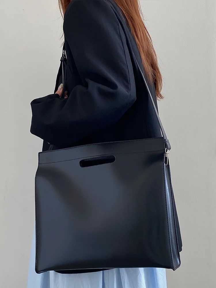 Womens simple official document tote bag computer bag commuting file bag niche hand bill of lading shoulder slung bagT251121