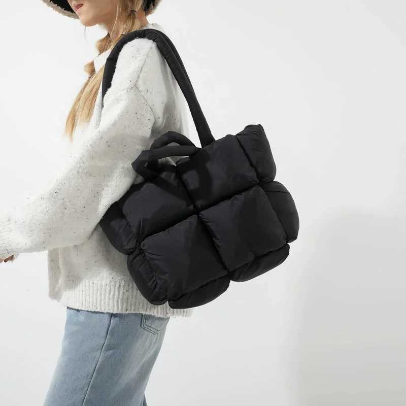 Famous Luxury Brand Design Cott Woven Down Padded Shoder Bag Wen Weaven Handbag and Purse Nyl low Tote Large Capacity Y251121