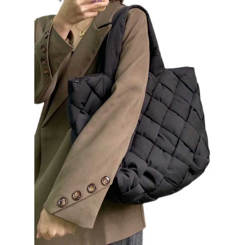 Winter Woven Nyl Padded Tote Handbag Large Capacity Feather Down Quilted Shoder Bag with Small Phe Purse Luxury low Bag Y251121