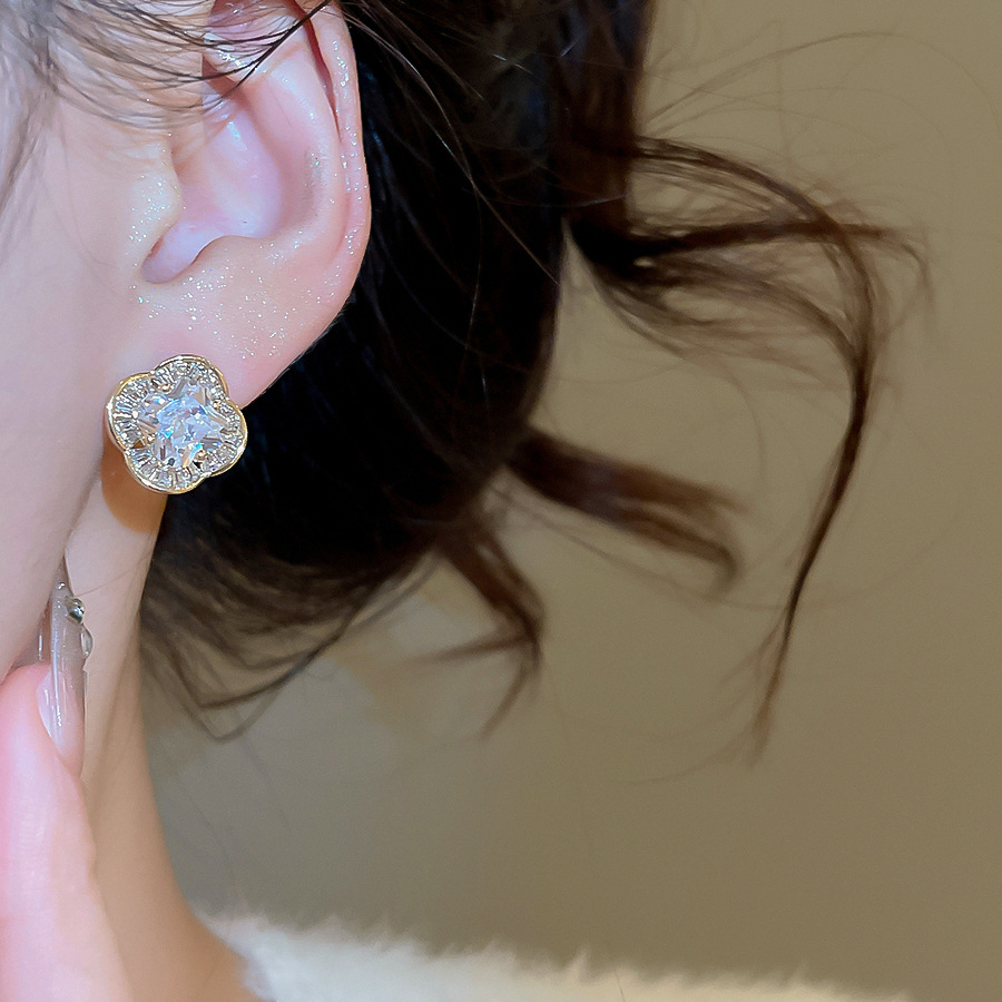 18k Real Gold Plated Silver Needle Zircon Flower Stud Simple Daily Commute Light Luxury High-end Feel Earrings for Women - view 4