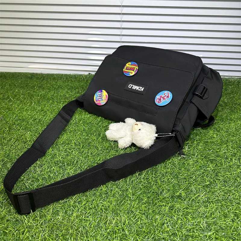 Waterproof Oxford Shoulder Bag Flip Zipper Teen Mens Messenger Bag Student School Bags Badge Pendant Versatile Crossbody BagT251121