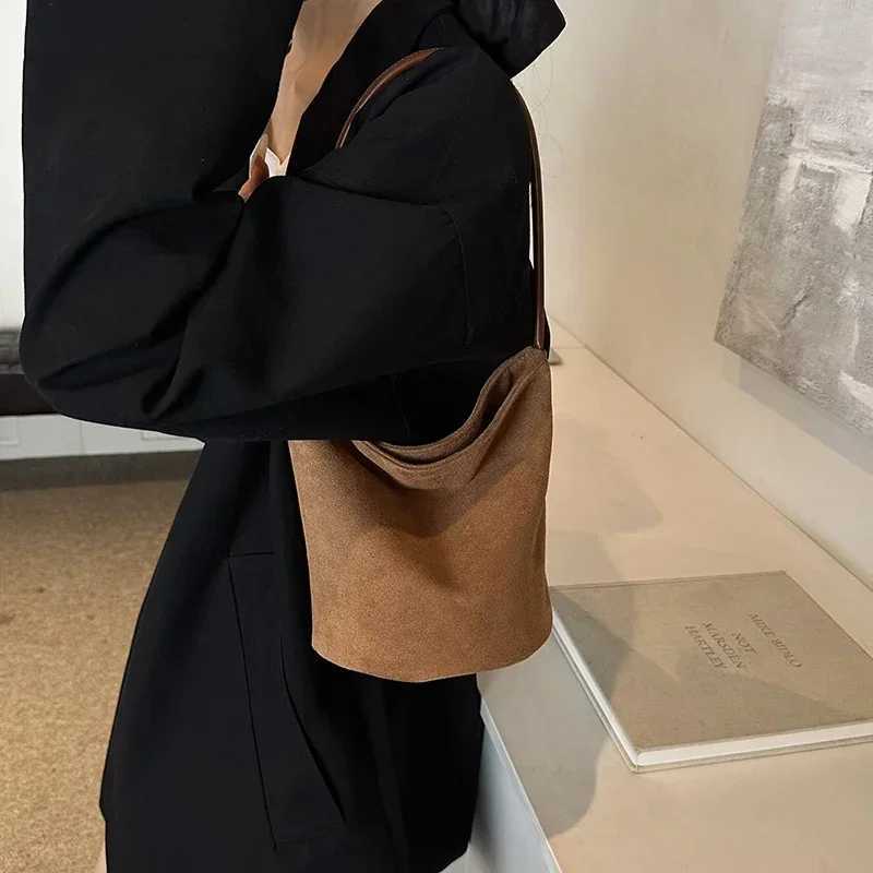 Solid Color Veet Material Product Bucket Shoder Bag 2025 New Hasp High Beauty Fi Handbag Soft Versatile Simple Tote Bag Y251121