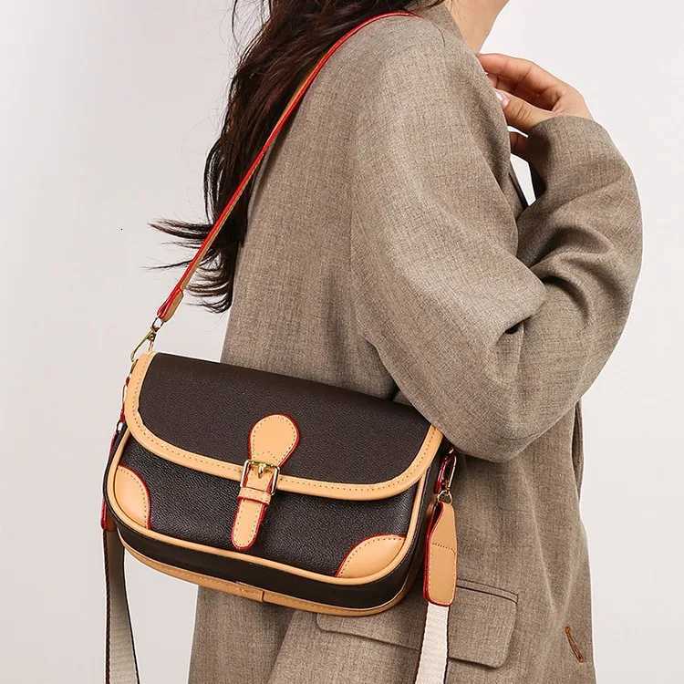 2025 SS Vintage-Inspired Spacious Shoder Bag Mti-Way Cvertible Crossbody Purse for Wen Architectural Day to Night Tote Y251121