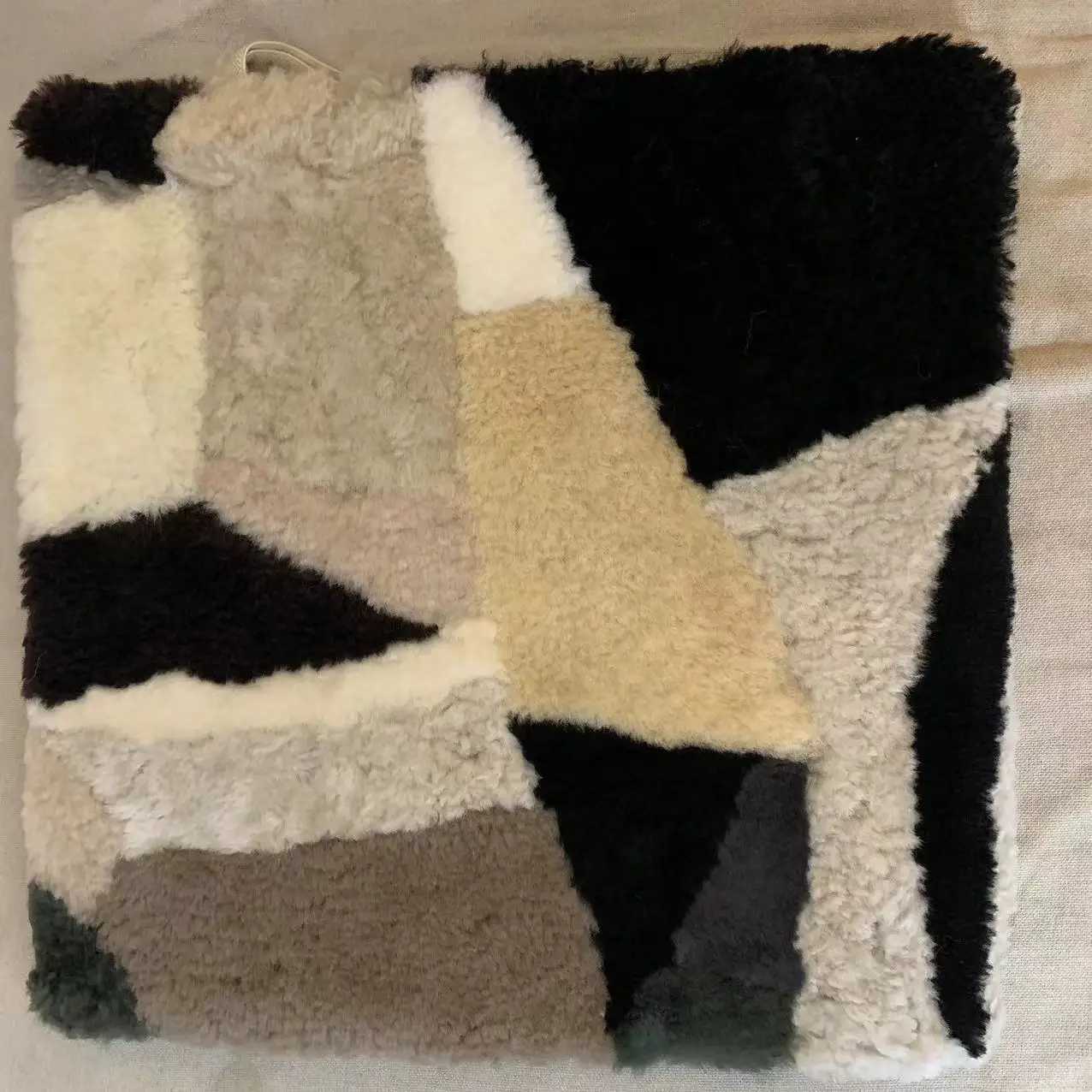 Unique patchwork art pattern chair cushion sheep leather butt pad thickened pure wool fur futon paw pet bed C251121