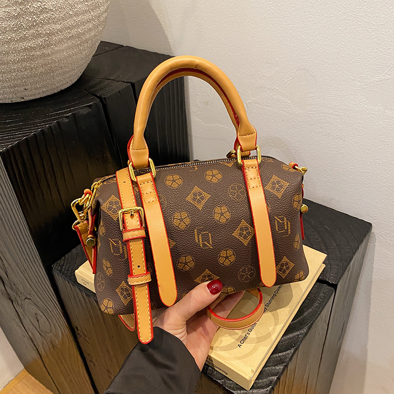 new Free delivery designer bag Simple and stylish crossbody bag with personalized cut and casual design for women