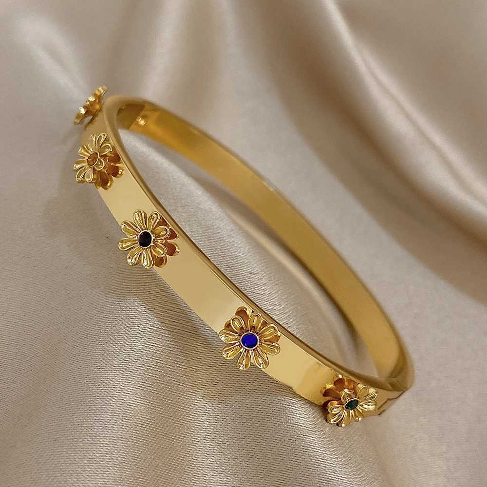 Fashion Stainless Steel Flower Inlay Rhinestone Wrist Cuff Bangles Bracelets For Women Men Chic Waterproof Charms Jewelry GiftW251121