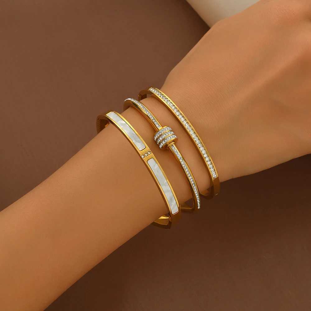 A popular stainless steel gold and silver rotating bracelet for womens daily wear in Europe and AmericaW251121