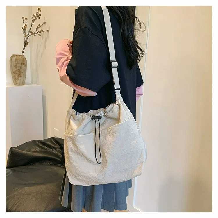 New Large Capacity Versatile Shoulder Bag for Womens Summer Popular Lightweight Shoulder Crossbody Bag Minimalist Tote HandbagT251121