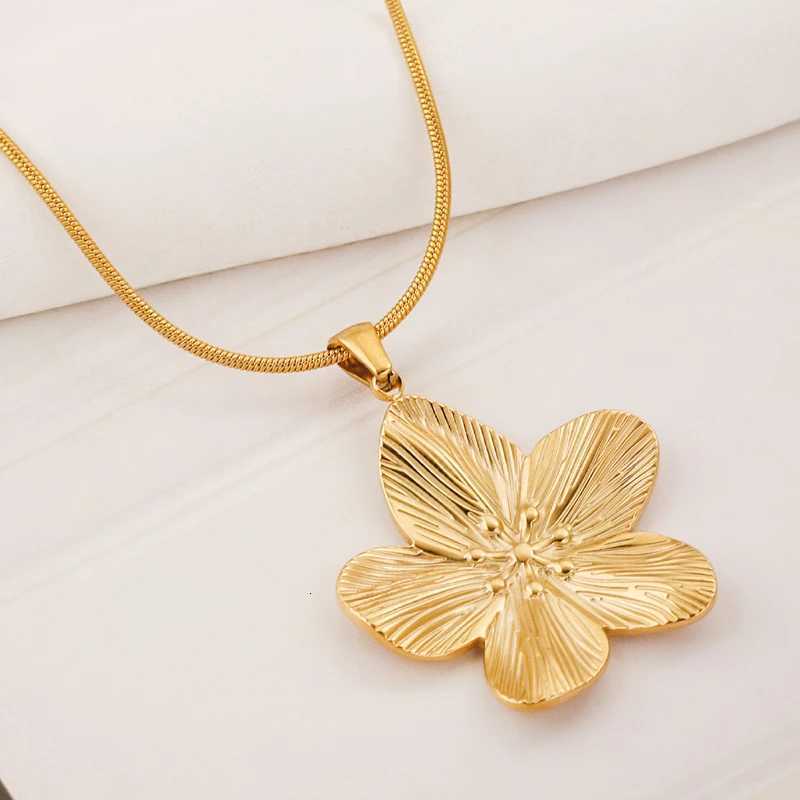 Vintage Stainless Steel Flower Pendant Necklace for Women Gold Plated Floral Metal Snake Chain Necklace Aesthetic Jewelry GiftsXJ251121