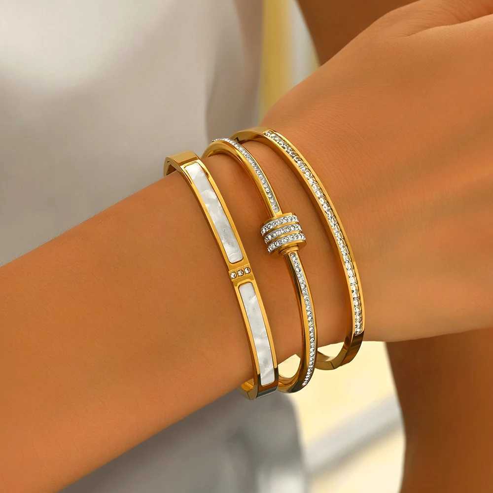 A popular stainless steel gold and silver rotating bracelet for womens daily wear in Europe and AmericaW251121