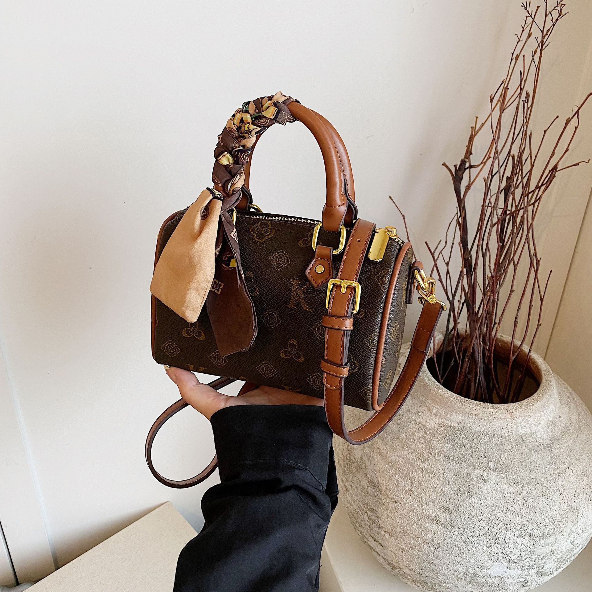 Free delivery designer bag Fashionable and comfortable handbag wear-resistant and scratch resistant daily women's bag