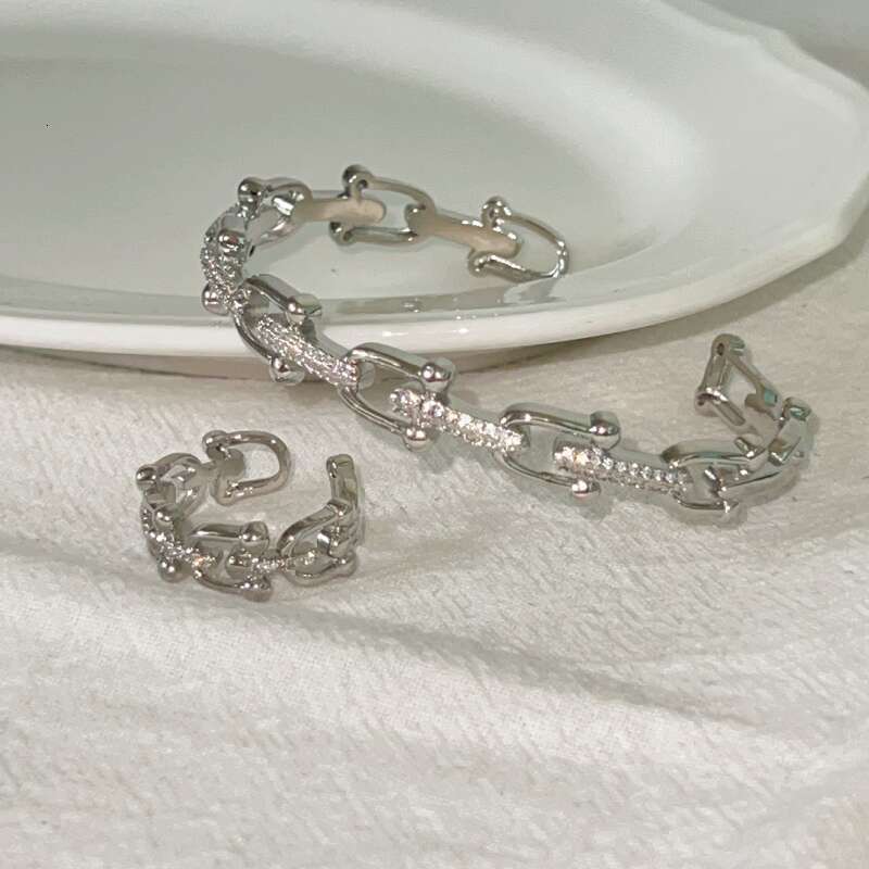 Bracelet ring set Designer luxury bangle Jewelry New Fashion High end Elegant Design Vintage Horse Hoof Hollow Micro inlaid Rings Bracelets Festive bi