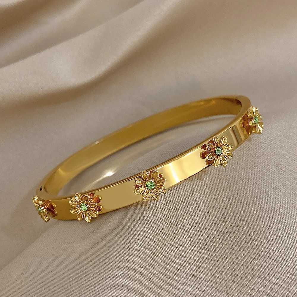 Fashion Stainless Steel Flower Inlay Rhinestone Wrist Cuff Bangles Bracelets For Women Men Chic Waterproof Charms Jewelry GiftW251121