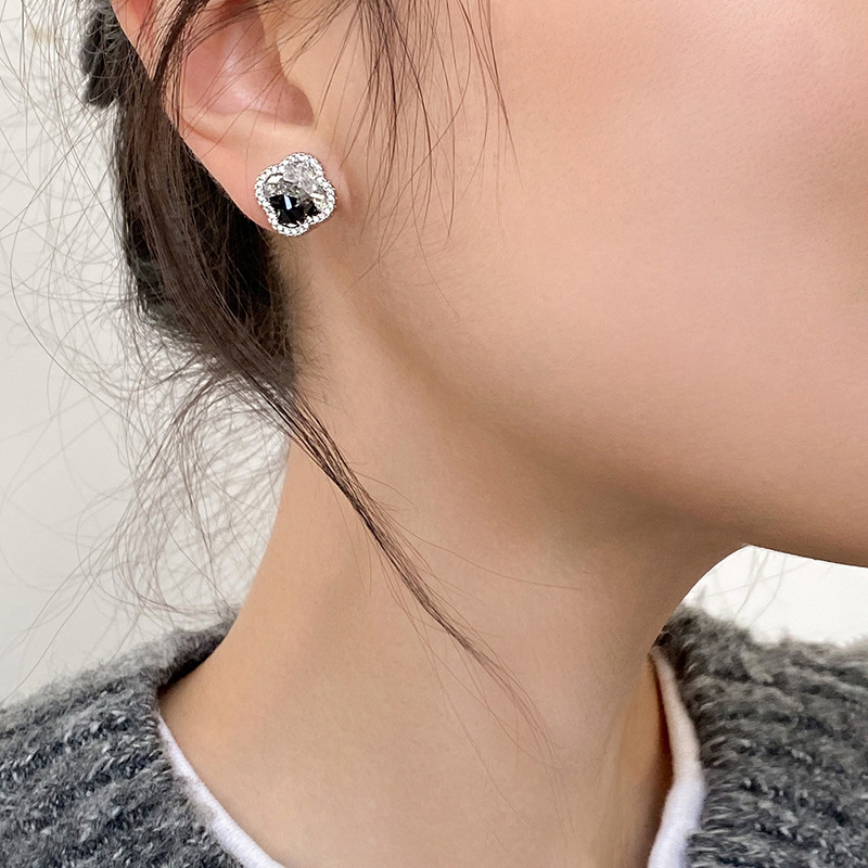 2025 New Zircon Crystal Flower Sweet Cool Style Light Luxury High-end Design Sense Niche Earrings for Women - view 3