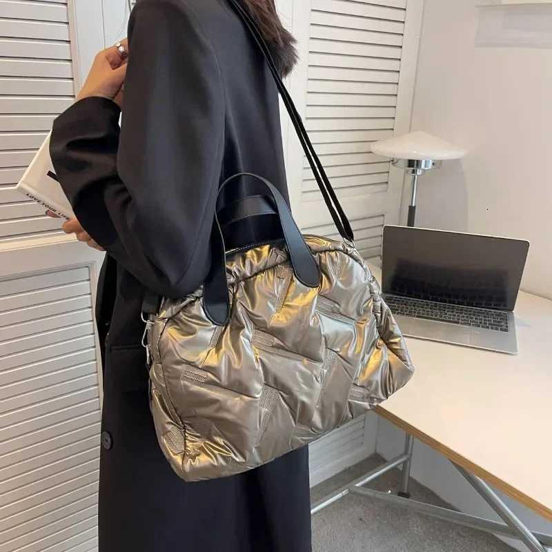 Wen Winter Shoder Bags Space Down Bags Cott Padded Puffer Large Fi CrossbodyBag Fem Puffy Cluh Christmas Bag Y251121