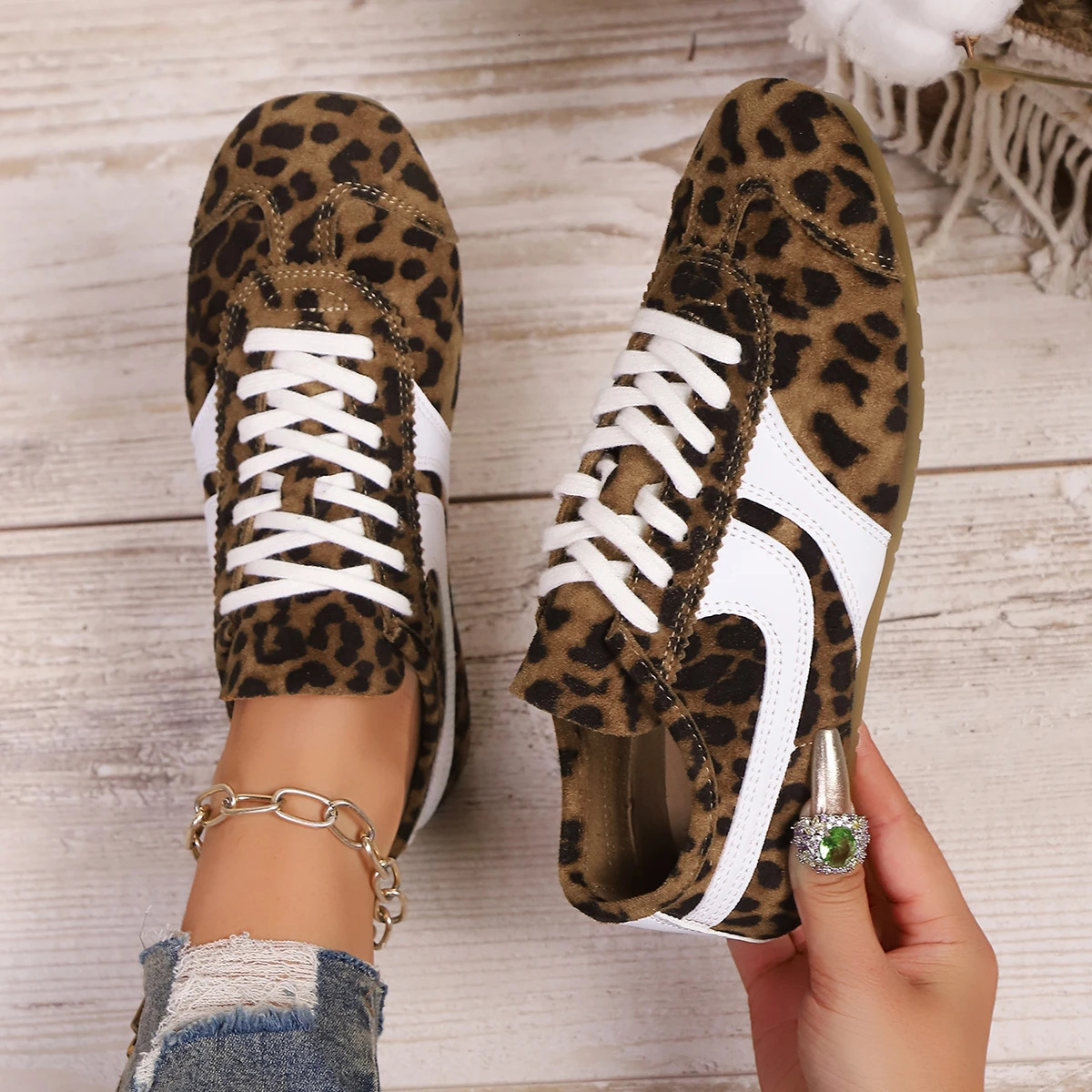 Women Sneakers Outdoor Comfortable Fashion Flat Laceup Retro Large Size Shoes Zapatos De Mujer 251121