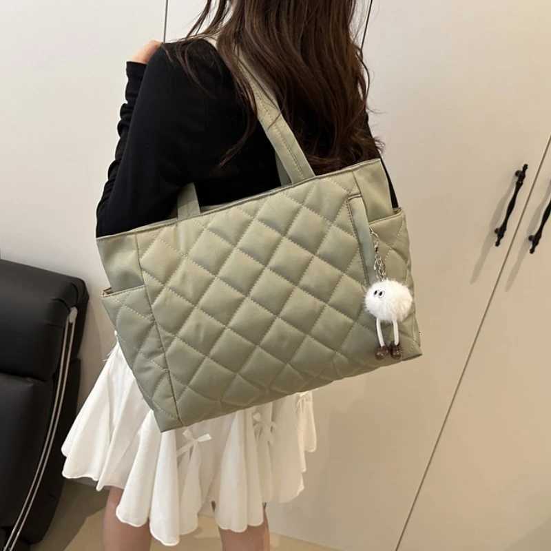 New Nylon Shoulder Bag College Students Large Capacity Lightweight Tote Bag Diamond Lattice Commuting and Class HandbagT251121