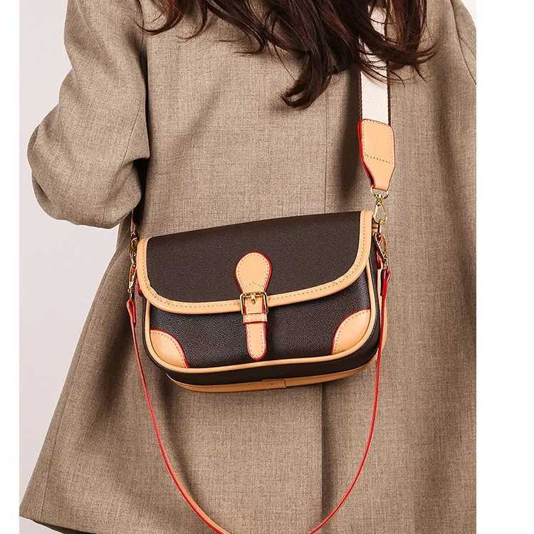 2025 SS Vintage-Inspired Spacious Shoder Bag Mti-Way Cvertible Crossbody Purse for Wen Architectural Day to Night Tote Y251121