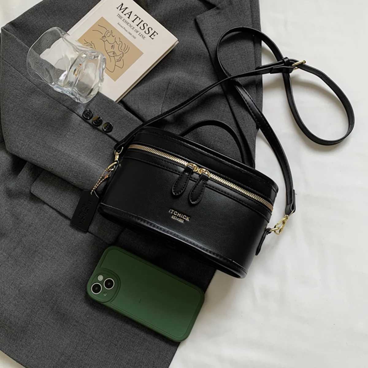 Fi Shoder Bag Lacquer Finish Letter Print Quilted Design Large Capacity PU Water Resistant Zipper Adjustable Strap Daily Y251121