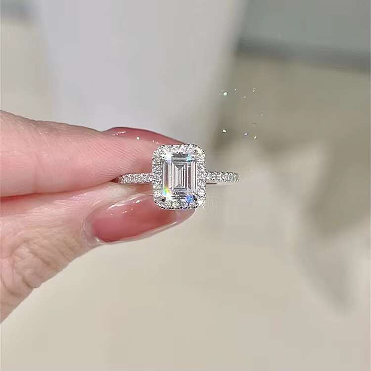Custom Fine Jewelry 1ct D Color Emerald Cut Moissanite Halo Ring 18K White Gold Moissanite Jewelry Wedding Engagement Ring