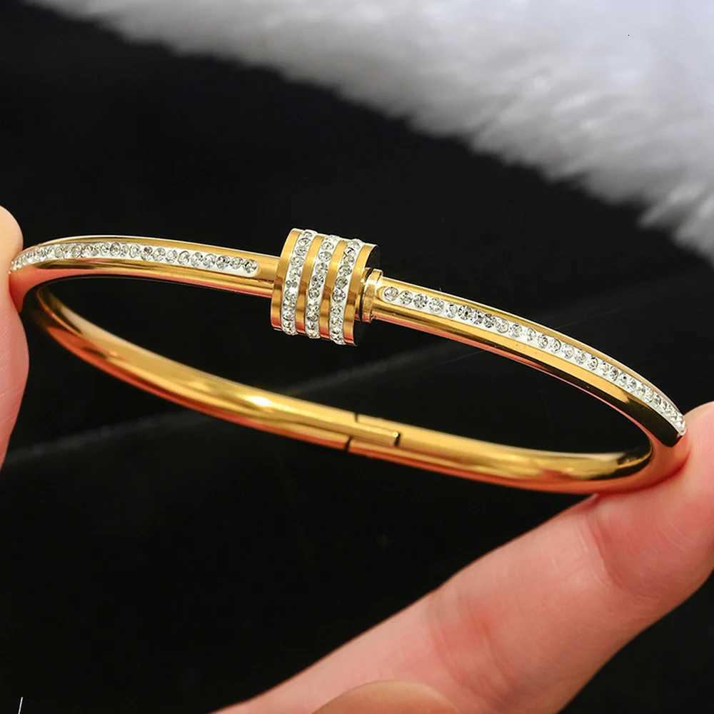 A popular stainless steel gold and silver rotating bracelet for womens daily wear in Europe and AmericaW251121