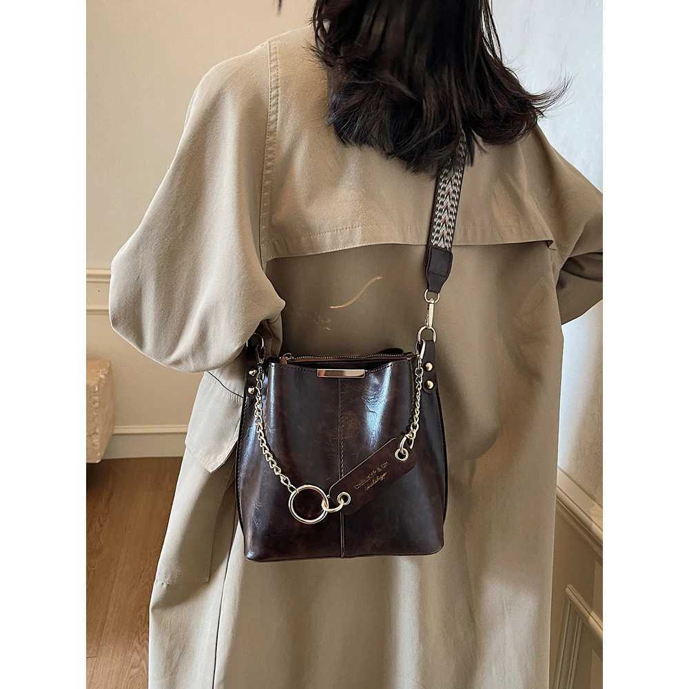 Wen Pu Bucket Bags Solid Soft Leather Messnger Bags Large Capacity Fem Casual Wide Strap Crossbody Pack 2025 New Y251121