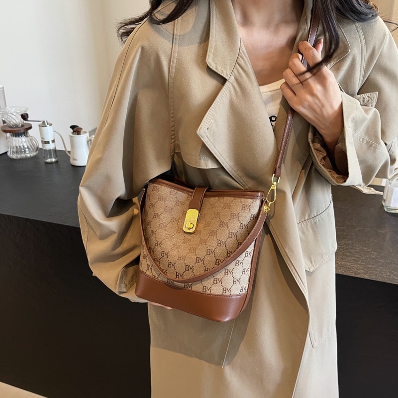 2025 hot selling free shipping antique flower embossed shoulder bag brown chain designer women wallet chain handbag