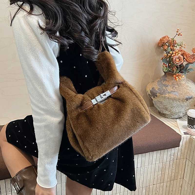 Autumn and Winter New Plush Small Bag 2025 New Fi Versatile Crossbody Bag Super Popar Hand-Held Bucket Bag 6161MF Y251121