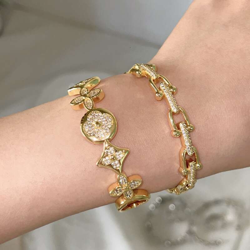 Bracelet ring set Designer luxury bangle Jewelry New Fashion High end Elegant Design Vintage Horse Hoof Hollow Micro inlaid Rings Bracelets Festive bi