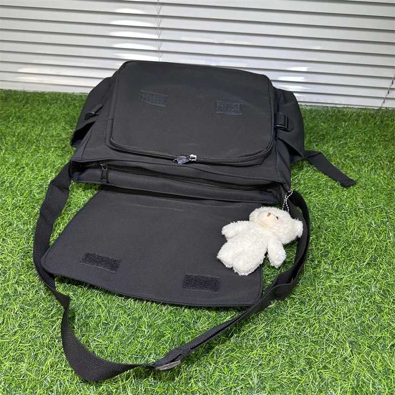 Waterproof Oxford Shoulder Bag Flip Zipper Teen Mens Messenger Bag Student School Bags Badge Pendant Versatile Crossbody BagT251121