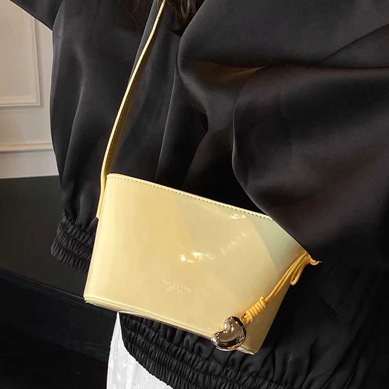 Fi Patent Leather Bag Wens Letter Mini Bucket Bags 2025 New Versatile Crossbody Pouch Summer Cmuter Shoder Bag Y251121