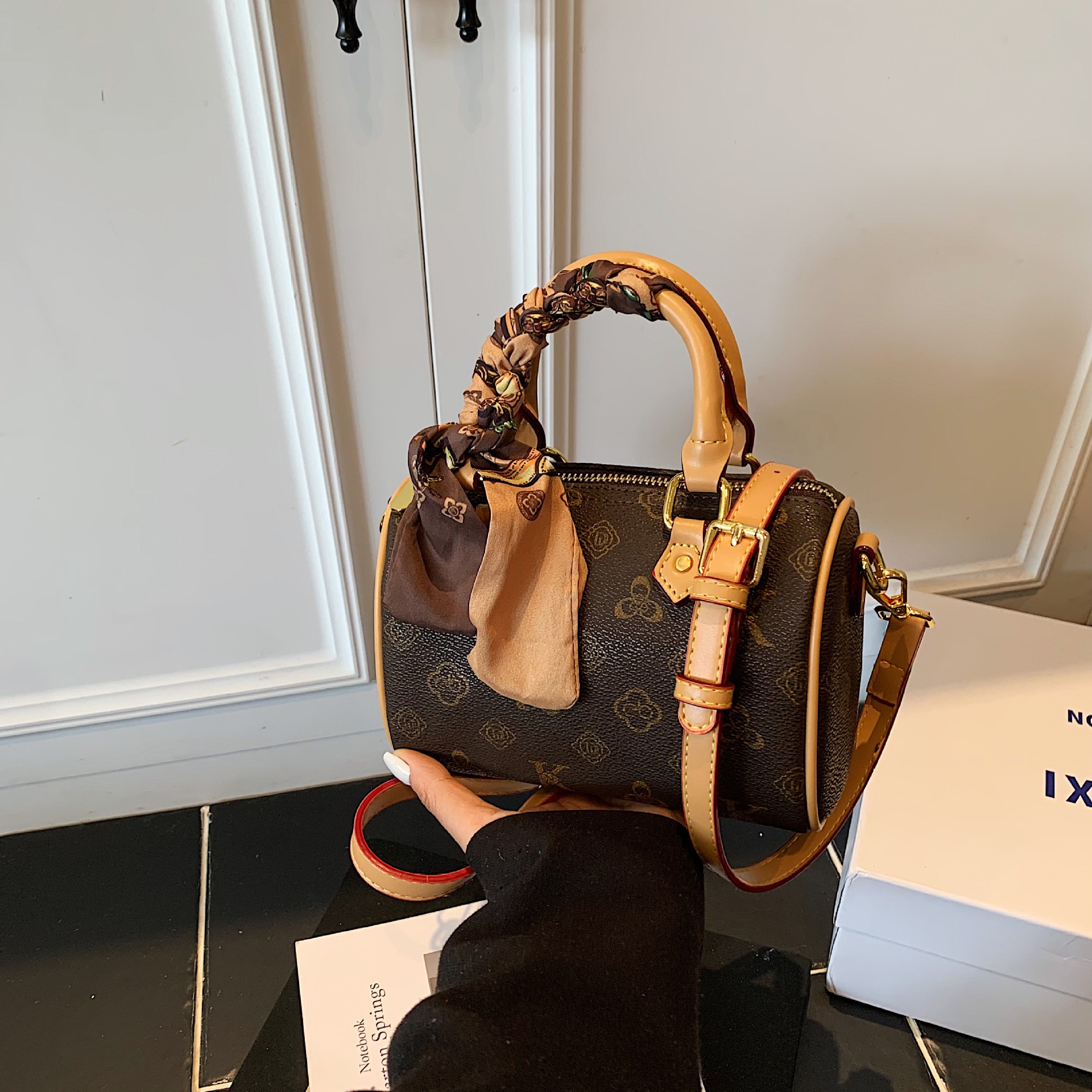 Free delivery designer bag Fashionable and comfortable handbag wear-resistant and scratch resistant daily women's bag