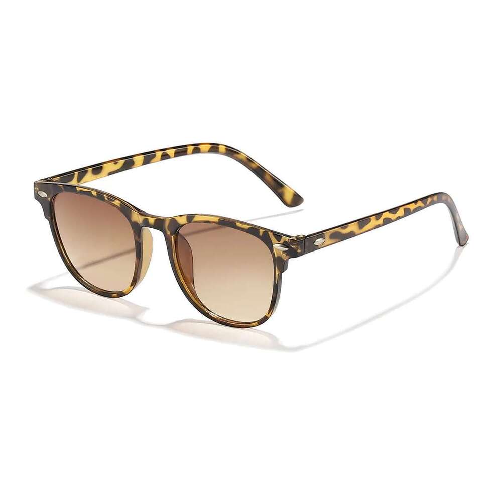 Vintage Metal Rivet Sunglasses women Retro Unisex Classic Outdoor Travel Fashion Eyewear with Gradient Tint