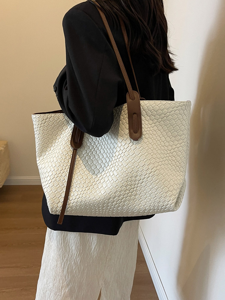 2025 Woven bag women's retro versatile shoulder armpit bag Korean version of the tote bag