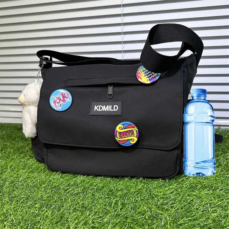 Waterproof Oxford Shoulder Bag Flip Zipper Teen Mens Messenger Bag Student School Bags Badge Pendant Versatile Crossbody BagT251121