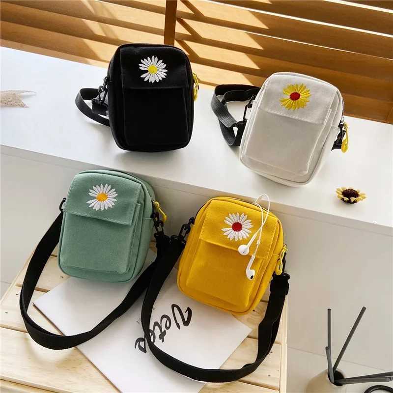 Korean Small Daisy Shoulder Bags Cross Body Canvas Bags Casual Handbag Outdoor Designer Organizer Large Capatity Storage BagsT251121