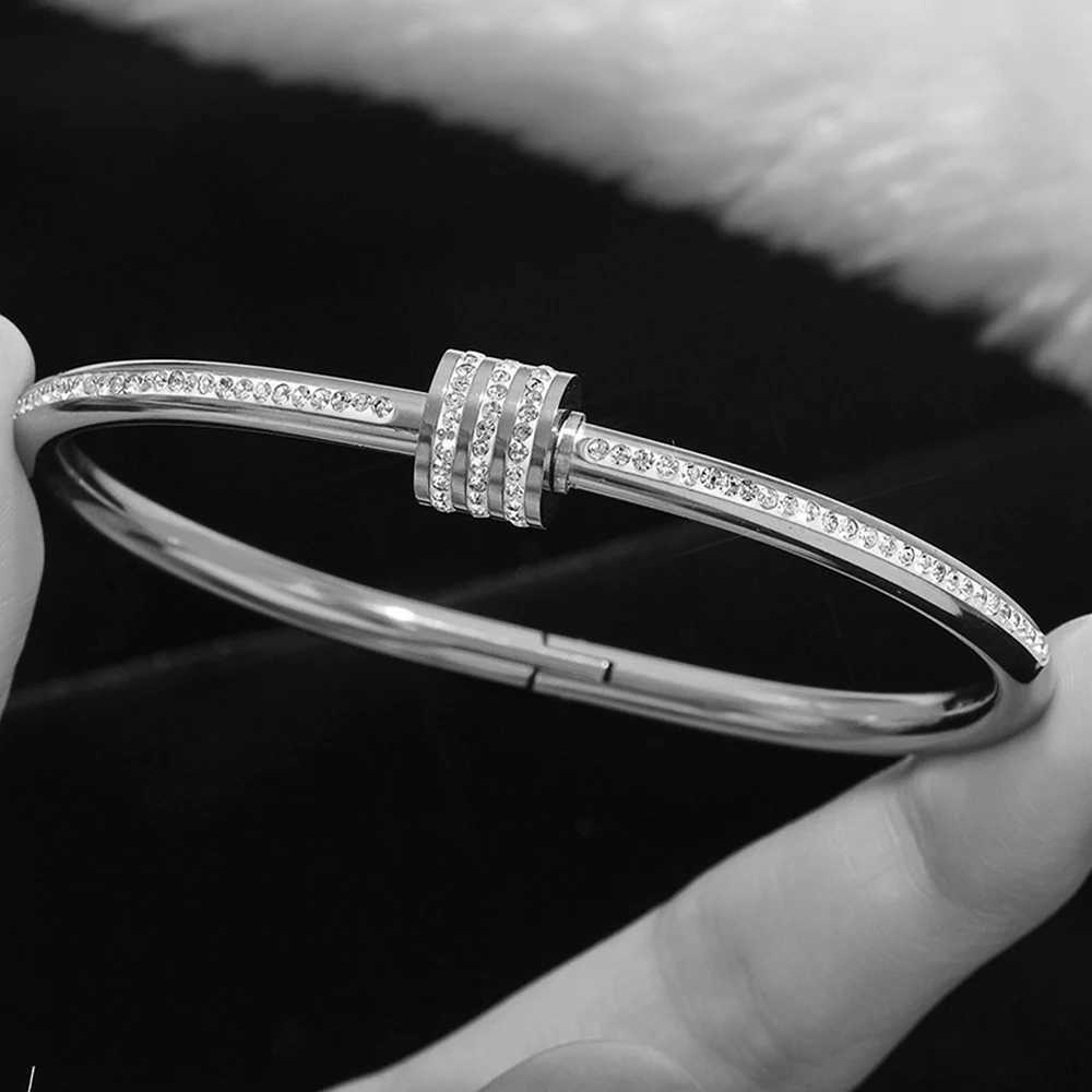 A popular stainless steel gold and silver rotating bracelet for womens daily wear in Europe and AmericaW251121