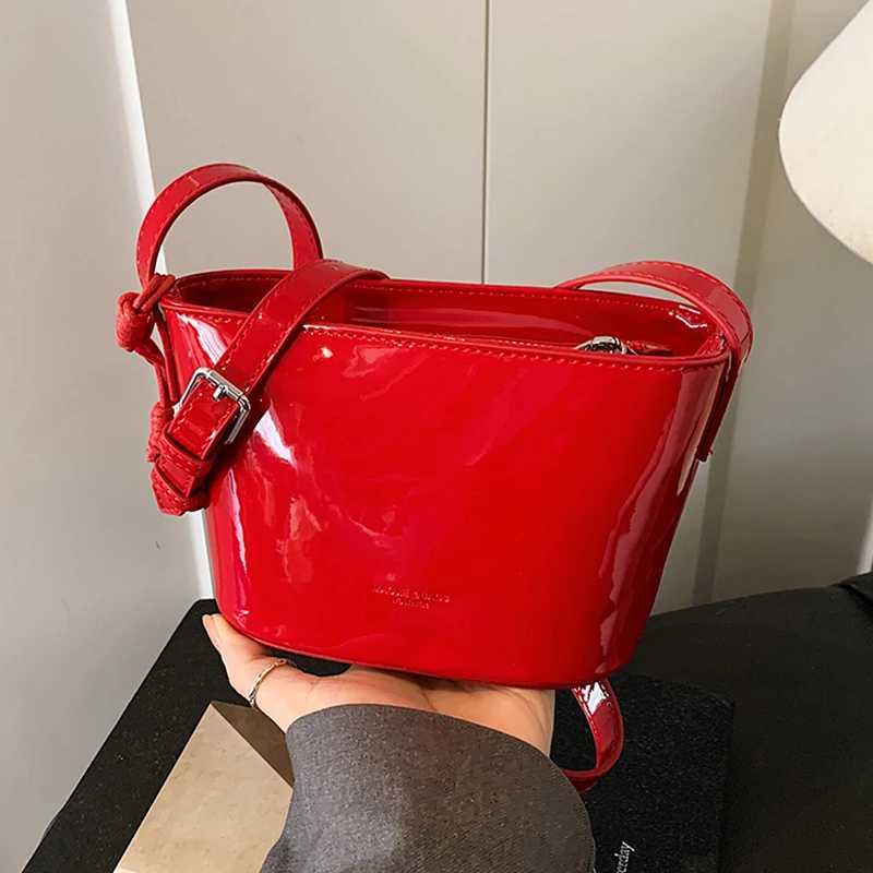 Fi Patent Leather Bag Wens Letter Mini Bucket Bags 2025 New Versatile Crossbody Pouch Summer Cmuter Shoder Bag Y251121
